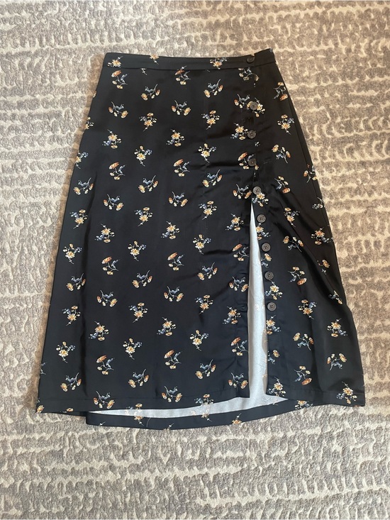 Madewell Dresses & Skirts - Madewell Black Floral Button-Front Midi Skirt